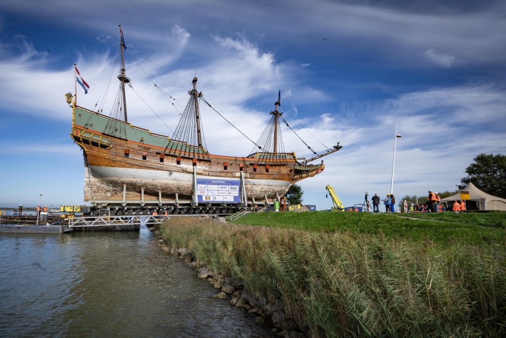Batavia drives up the dyke – by Peter van Aalst