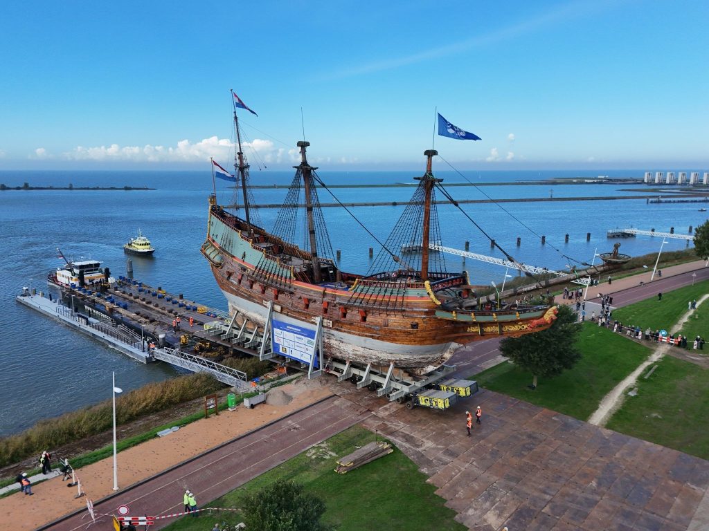 Batavia: Between Shore and Pontoon – photo by Sander Wit