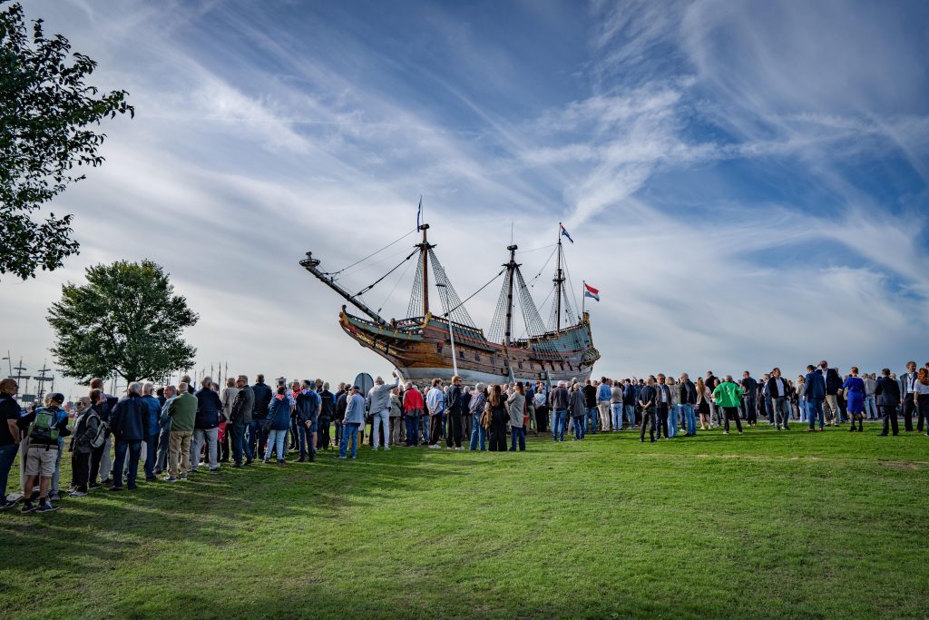 Crowd watches as the Batavia is hauled ashore - photo by Peter van Aalst